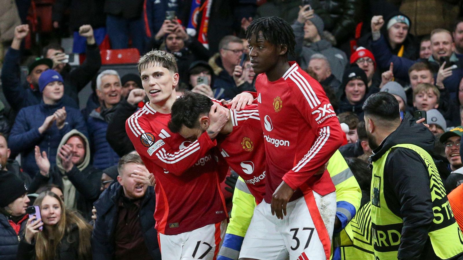 Man Utd slap jaw-dropping price tag on Chelsea target as exit talks hit crucial stage.