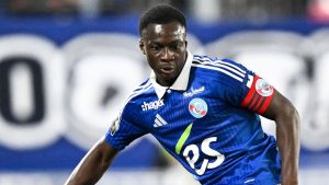 Leeds United persist in Diarra negotiations while gearing up to challenge Man Utd for key midfield target.