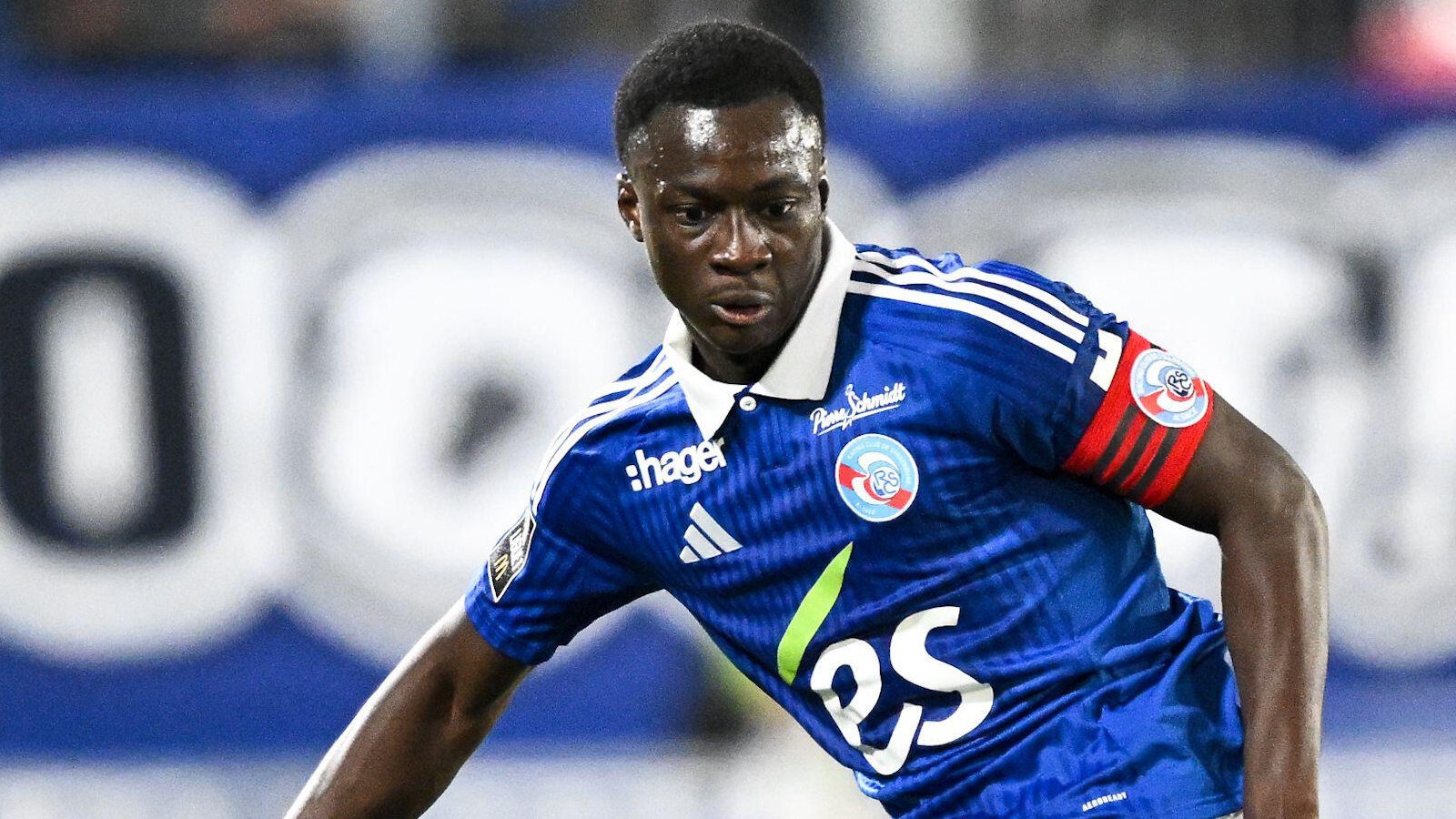 Leeds United persist in Diarra negotiations while gearing up to challenge Man Utd for key midfield target.